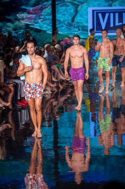 Bir manken, 7-10-2021 'de Miami Plajı' ndaki Faena Forum 'da Sanat, Kalpler, Moda Yüzme Haftası sırasında Vilebrequin Moda Şovu için podyumda yürüyor.