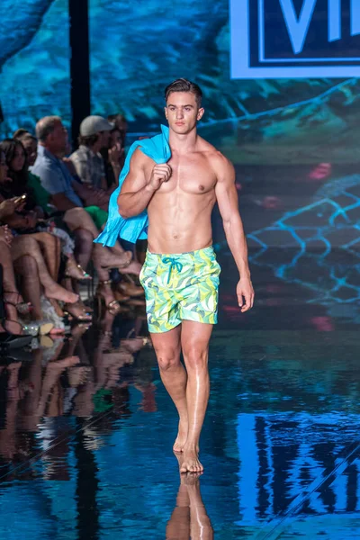 Bir manken, 7-10-2021 'de Miami Plajı' ndaki Faena Forum 'da Sanat, Kalpler, Moda Yüzme Haftası sırasında Vilebrequin Moda Şovu için podyumda yürüyor.
