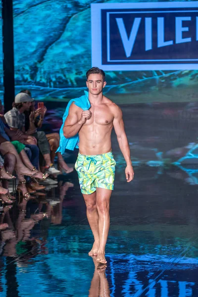 Bir manken, 7-10-2021 'de Miami Plajı' ndaki Faena Forum 'da Sanat, Kalpler, Moda Yüzme Haftası sırasında Vilebrequin Moda Şovu için podyumda yürüyor.