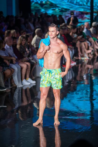 Bir manken, 7-10-2021 'de Miami Plajı' ndaki Faena Forum 'da Sanat, Kalpler, Moda Yüzme Haftası sırasında Vilebrequin Moda Şovu için podyumda yürüyor.