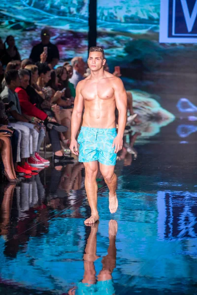 Bir manken, 7-10-2021 'de Miami Plajı' ndaki Faena Forum 'da Sanat, Kalpler, Moda Yüzme Haftası sırasında Vilebrequin Moda Şovu için podyumda yürüyor.