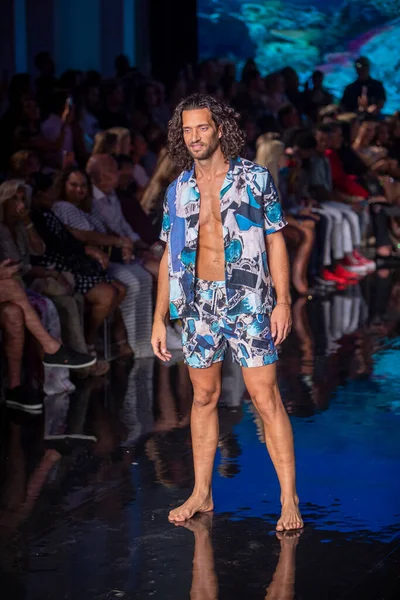 Bir manken, 7-10-2021 'de Miami Plajı' ndaki Faena Forum 'da Sanat, Kalpler, Moda Yüzme Haftası sırasında Vilebrequin Moda Şovu için podyumda yürüyor.