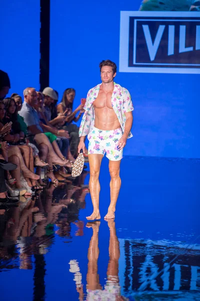 Bir manken, 7-10-2021 'de Miami Plajı' ndaki Faena Forum 'da Sanat, Kalpler, Moda Yüzme Haftası sırasında Vilebrequin Moda Şovu için podyumda yürüyor.