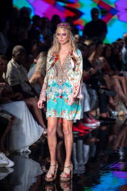 Sanat, Kalpler, Moda Yüzme Haftası 'nda 7-10-2021' de Miami Plajı 'ndaki Faena Forum' da Luxe Adası Moda Şovu için podyumda bir manken yürüyor.