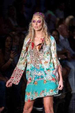 Sanat, Kalpler, Moda Yüzme Haftası 'nda 7-10-2021' de Miami Plajı 'ndaki Faena Forum' da Luxe Adası Moda Şovu için podyumda bir manken yürüyor.