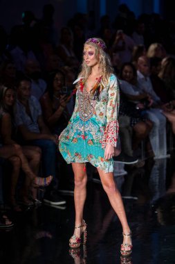Sanat, Kalpler, Moda Yüzme Haftası 'nda 7-10-2021' de Miami Plajı 'ndaki Faena Forum' da Luxe Adası Moda Şovu için podyumda bir manken yürüyor.