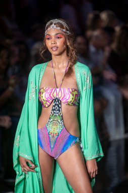 Sanat, Kalpler, Moda Yüzme Haftası 'nda 7-10-2021' de Miami Plajı 'ndaki Faena Forum' da Luxe Adası Moda Şovu için podyumda bir manken yürüyor.