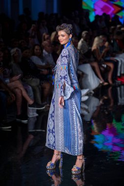 Sanat, Kalpler, Moda Yüzme Haftası 'nda 7-10-2021' de Miami Plajı 'ndaki Faena Forum' da Luxe Adası Moda Şovu için podyumda bir manken yürüyor.