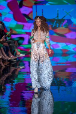 Sanat, Kalpler, Moda Yüzme Haftası 'nda 7-10-2021' de Miami Plajı 'ndaki Faena Forum' da Luxe Adası Moda Şovu için podyumda bir manken yürüyor.