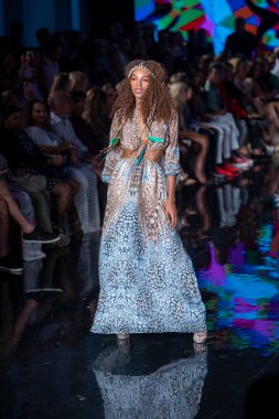 Sanat, Kalpler, Moda Yüzme Haftası 'nda 7-10-2021' de Miami Plajı 'ndaki Faena Forum' da Luxe Adası Moda Şovu için podyumda bir manken yürüyor.