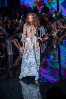Sanat, Kalpler, Moda Yüzme Haftası 'nda 7-10-2021' de Miami Plajı 'ndaki Faena Forum' da Luxe Adası Moda Şovu için podyumda bir manken yürüyor.