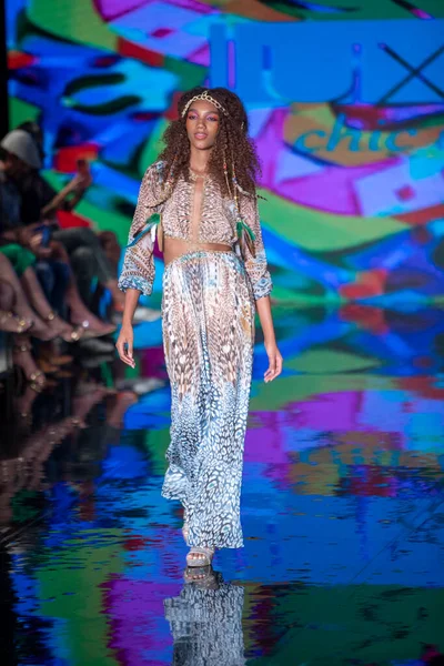 Sanat, Kalpler, Moda Yüzme Haftası 'nda 7-10-2021' de Miami Plajı 'ndaki Faena Forum' da Luxe Adası Moda Şovu için podyumda bir manken yürüyor.