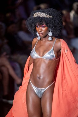 Sanat, Kalpler, Moda Yüzme Haftası 'nda 7-10-2021' de Miami Plajı 'ndaki Faena Forum' da Luxe Adası Moda Şovu için podyumda bir manken yürüyor.