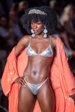 Sanat, Kalpler, Moda Yüzme Haftası 'nda 7-10-2021' de Miami Plajı 'ndaki Faena Forum' da Luxe Adası Moda Şovu için podyumda bir manken yürüyor.