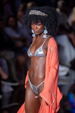 Sanat, Kalpler, Moda Yüzme Haftası 'nda 7-10-2021' de Miami Plajı 'ndaki Faena Forum' da Luxe Adası Moda Şovu için podyumda bir manken yürüyor.