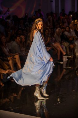 Sanat, Kalpler, Moda Yüzme Haftası 'nda 7-10-2021' de Miami Plajı 'ndaki Faena Forum' da Luxe Adası Moda Şovu için podyumda bir manken yürüyor.