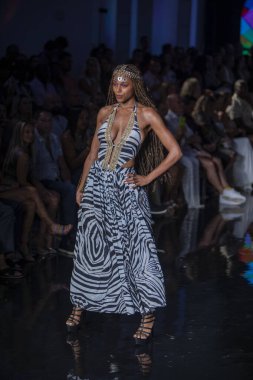 Sanat, Kalpler, Moda Yüzme Haftası 'nda 7-10-2021' de Miami Plajı 'ndaki Faena Forum' da Luxe Adası Moda Şovu için podyumda bir manken yürüyor.