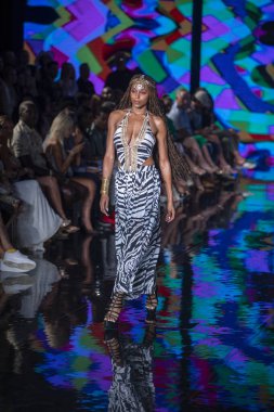 Sanat, Kalpler, Moda Yüzme Haftası 'nda 7-10-2021' de Miami Plajı 'ndaki Faena Forum' da Luxe Adası Moda Şovu için podyumda bir manken yürüyor.