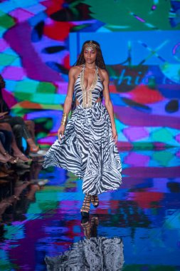 Sanat, Kalpler, Moda Yüzme Haftası 'nda 7-10-2021' de Miami Plajı 'ndaki Faena Forum' da Luxe Adası Moda Şovu için podyumda bir manken yürüyor.