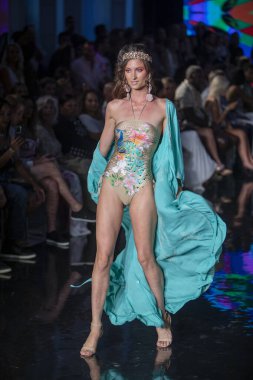 Sanat, Kalpler, Moda Yüzme Haftası 'nda 7-10-2021' de Miami Plajı 'ndaki Faena Forum' da Luxe Adası Moda Şovu için podyumda bir manken yürüyor.