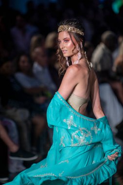 Sanat, Kalpler, Moda Yüzme Haftası 'nda 7-10-2021' de Miami Plajı 'ndaki Faena Forum' da Luxe Adası Moda Şovu için podyumda bir manken yürüyor.