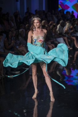 Sanat, Kalpler, Moda Yüzme Haftası 'nda 7-10-2021' de Miami Plajı 'ndaki Faena Forum' da Luxe Adası Moda Şovu için podyumda bir manken yürüyor.