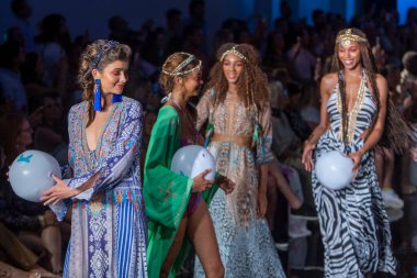 Sanat, Kalpler, Moda Yüzme Haftası 'nda 7-10-2021' de Miami Plajı 'ndaki Faena Forum' da Luxe Adası Moda Şovu için podyumda bir manken yürüyor.