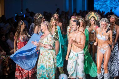 Sanat, Kalpler, Moda Yüzme Haftası 'nda 7-10-2021' de Miami Plajı 'ndaki Faena Forum' da Luxe Adası Moda Şovu için podyumda bir manken yürüyor.