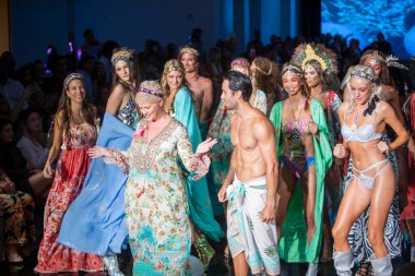 Sanat, Kalpler, Moda Yüzme Haftası 'nda 7-10-2021' de Miami Plajı 'ndaki Faena Forum' da Luxe Adası Moda Şovu için podyumda bir manken yürüyor.