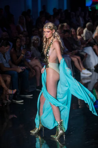 Model Walks Runway Luxe Isle Fashion Show Art Hearts Fashion — Stock Photo, Image