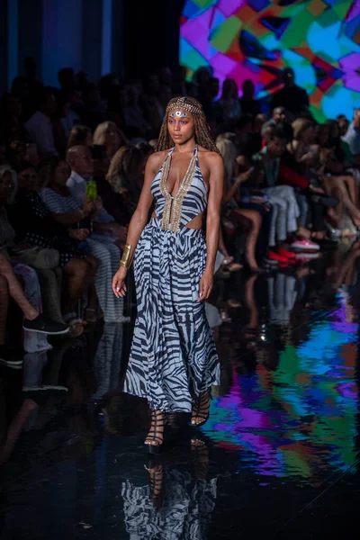 Sanat, Kalpler, Moda Yüzme Haftası 'nda 7-10-2021' de Miami Plajı 'ndaki Faena Forum' da Luxe Adası Moda Şovu için podyumda bir manken yürüyor.