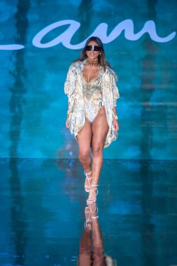 7-10-2021 'de Miami Plajı' ndaki Faena Forum 'da Sanat, Kalpler, Moda Yüzme Haftası sırasında Camilla Moda Şovu için podyumda bir manken yürüyor.