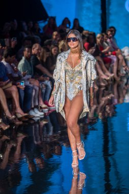 7-10-2021 'de Miami Plajı' ndaki Faena Forum 'da Sanat, Kalpler, Moda Yüzme Haftası sırasında Camilla Moda Şovu için podyumda bir manken yürüyor.