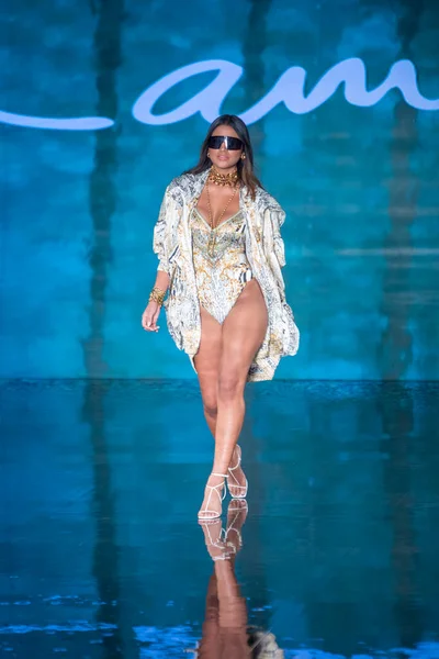 Ένα Μοντέλο Περπατά Στο Διάδρομο Για Camilla Fashion Show Κατά — Φωτογραφία Αρχείου