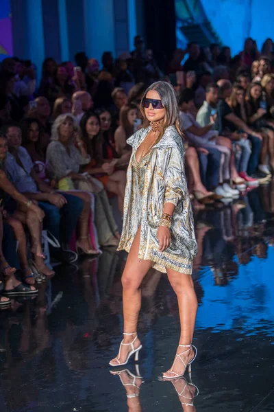 7-10-2021 'de Miami Plajı' ndaki Faena Forum 'da Sanat, Kalpler, Moda Yüzme Haftası sırasında Camilla Moda Şovu için podyumda bir manken yürüyor.