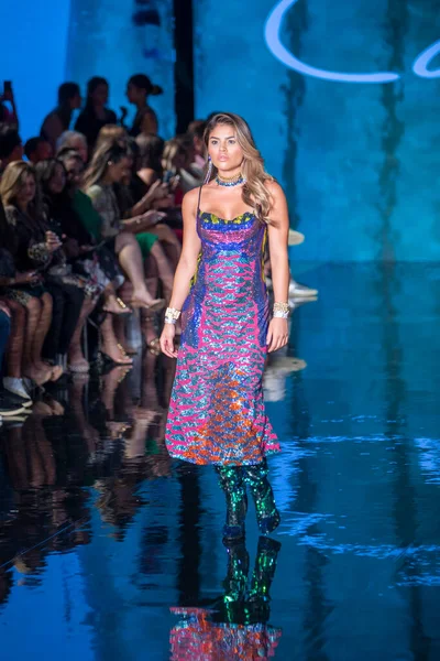 7-10-2021 'de Miami Plajı' ndaki Faena Forum 'da Sanat, Kalpler, Moda Yüzme Haftası sırasında Camilla Moda Şovu için podyumda bir manken yürüyor.