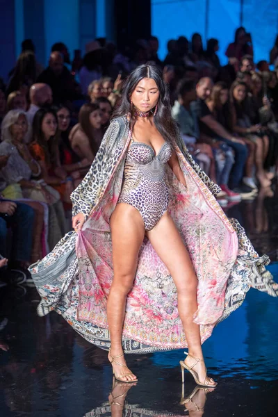 Modelo Caminha Passarela Para Camilla Fashion Show Durante Art Hearts — Fotografia de Stock