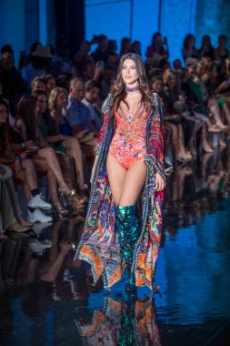7-10-2021 'de Miami Plajı' ndaki Faena Forum 'da Sanat, Kalpler, Moda Yüzme Haftası sırasında Camilla Moda Şovu için podyumda bir manken yürüyor.