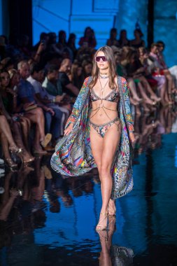 7-10-2021 'de Miami Plajı' ndaki Faena Forum 'da Sanat, Kalpler, Moda Yüzme Haftası sırasında Camilla Moda Şovu için podyumda bir manken yürüyor.