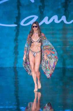 7-10-2021 'de Miami Plajı' ndaki Faena Forum 'da Sanat, Kalpler, Moda Yüzme Haftası sırasında Camilla Moda Şovu için podyumda bir manken yürüyor.