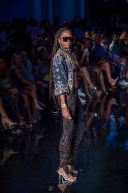 7-10-2021 'de Miami Plajı' ndaki Faena Forum 'da Sanat, Kalpler, Moda Yüzme Haftası sırasında Camilla Moda Şovu için podyumda bir manken yürüyor.