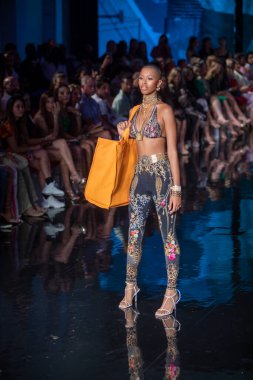 7-10-2021 'de Miami Plajı' ndaki Faena Forum 'da Sanat, Kalpler, Moda Yüzme Haftası sırasında Camilla Moda Şovu için podyumda bir manken yürüyor.