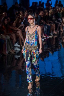 7-10-2021 'de Miami Plajı' ndaki Faena Forum 'da Sanat, Kalpler, Moda Yüzme Haftası sırasında Camilla Moda Şovu için podyumda bir manken yürüyor.