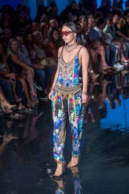 7-10-2021 'de Miami Plajı' ndaki Faena Forum 'da Sanat, Kalpler, Moda Yüzme Haftası sırasında Camilla Moda Şovu için podyumda bir manken yürüyor.