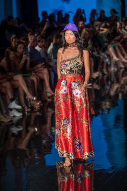7-10-2021 'de Miami Plajı' ndaki Faena Forum 'da Sanat, Kalpler, Moda Yüzme Haftası sırasında Camilla Moda Şovu için podyumda bir manken yürüyor.