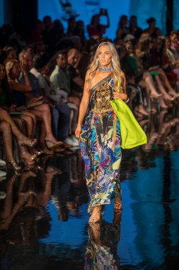 7-10-2021 'de Miami Plajı' ndaki Faena Forum 'da Sanat, Kalpler, Moda Yüzme Haftası sırasında Camilla Moda Şovu için podyumda bir manken yürüyor.