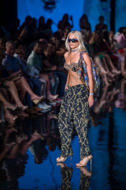 7-10-2021 'de Miami Plajı' ndaki Faena Forum 'da Sanat, Kalpler, Moda Yüzme Haftası sırasında Camilla Moda Şovu için podyumda bir manken yürüyor.