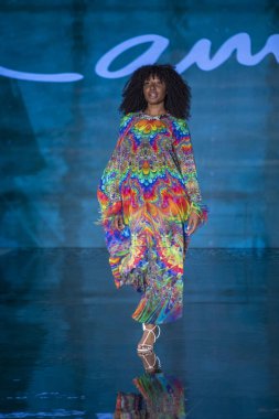 7-10-2021 'de Miami Plajı' ndaki Faena Forum 'da Sanat, Kalpler, Moda Yüzme Haftası sırasında Camilla Moda Şovu için podyumda bir manken yürüyor.