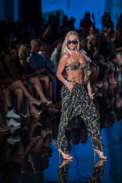 Model Walks Runway Camilla Fashion Show Art Hearts Fashion Swim — Stock Photo, Image