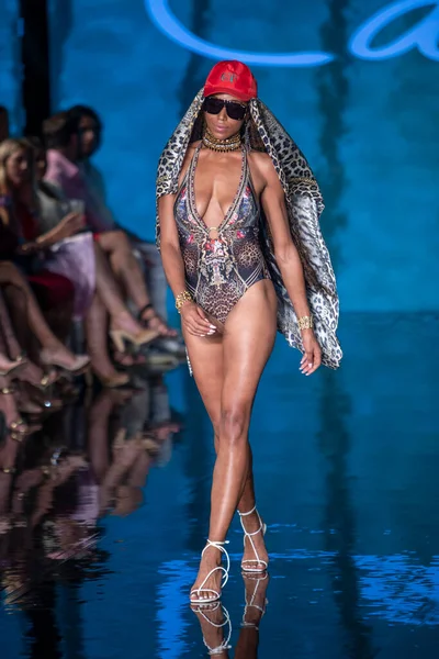 Model Walks Runway Camilla Fashion Show Art Hearts Fashion Swim — Stock Photo, Image